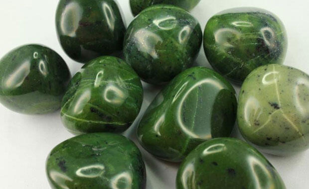 Was ist Jade, wie entsteht sie? Was sind die Eigenschaften, Bedeutung und Vorteile von Jadestein?