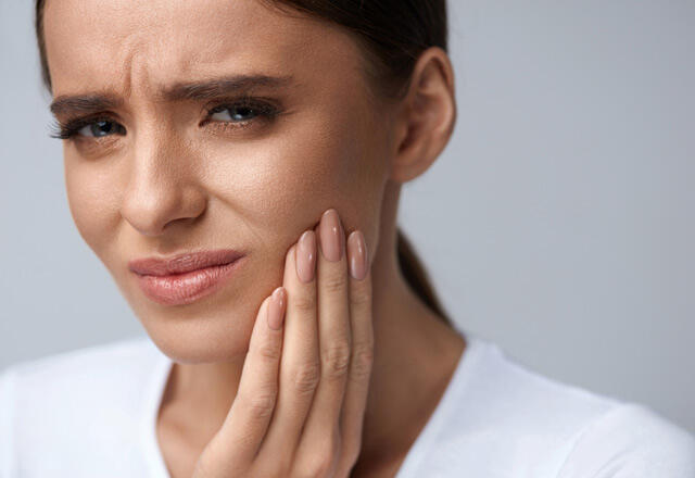 Ce cauzează umflarea gingiilor?