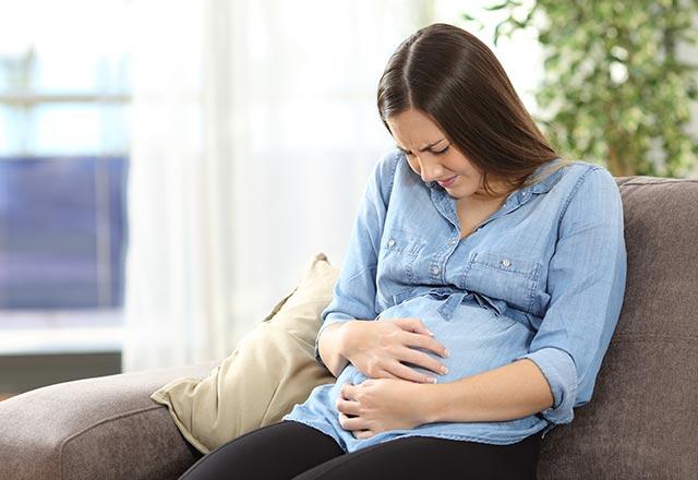 Hvad forårsager brunt udflåd under graviditet?