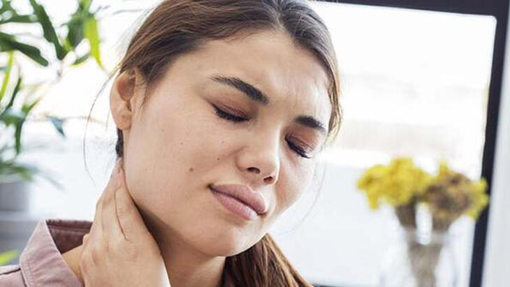 Wat is nekhernia, wat zijn de symptomen? Wat veroorzaakt nekhernia en hoe gaat de pijn weg?