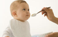 Når bør jeg begynne å gi babyen min komplementær mat?