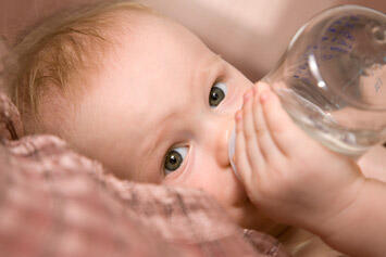 "Vand kan gives til barnet, der tager modermælk, når det er nødvendigt"