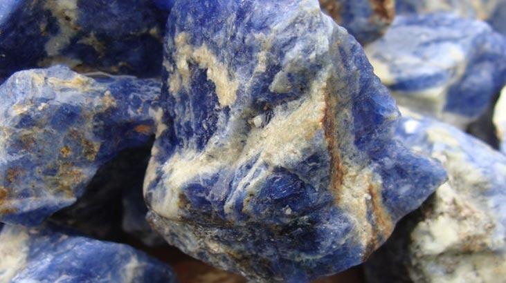 מהי אבן סודליט, איך היא נוצרת? מהן המאפיינים, המשמעות והיתרונות של אבן סודליט?