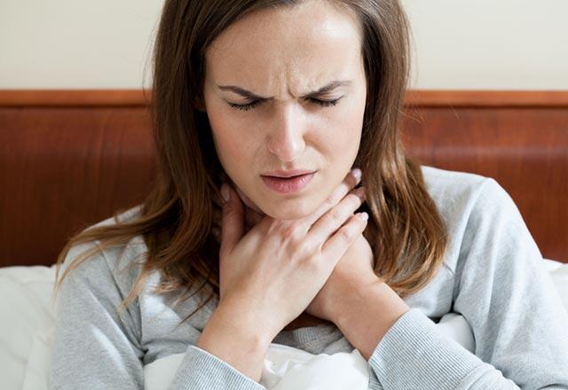 Hvad forårsager ondt i halsen ved synkning, hvad er behandlingsmetoden?