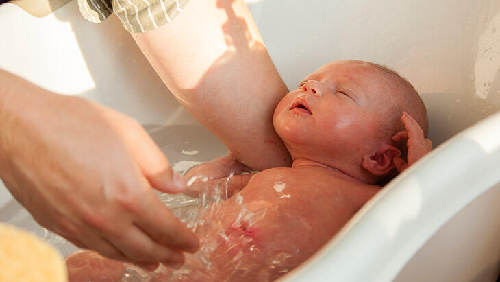Hvordan bør en nyfødt baby bades?