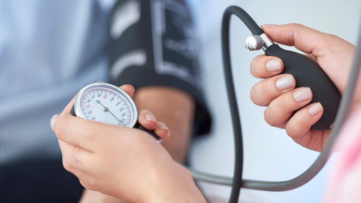 Welche Methoden zur Blutdrucksenkung gibt es? - Was senkt Bluthochdruck, was ist gut? Was gleicht den Blutdruck aus?