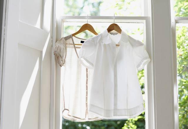 Menetelmät tahrojen poistamiseen valkoisista vaatteista