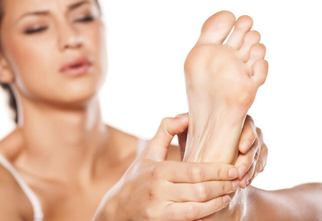 Hvad forårsager prikken i fødderne?