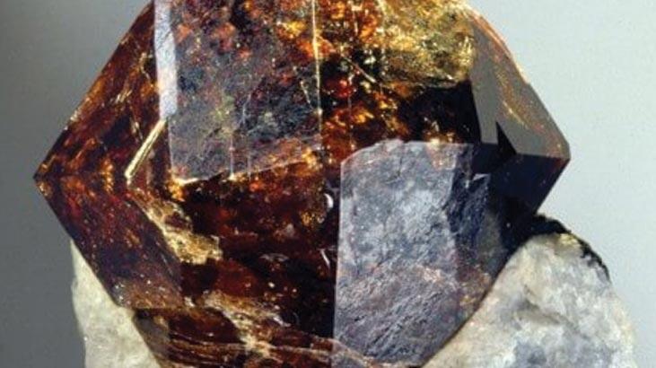 Ce este piatra de zircon, cum se formează? Care sunt caracteristicile, semnificația și beneficiile pietrei de zircon?