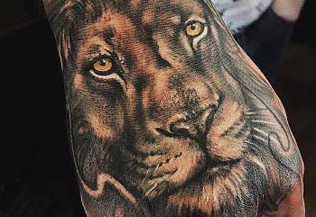 Löwen-Tattoos mit Symbol für Macht und Unabhängigkeit