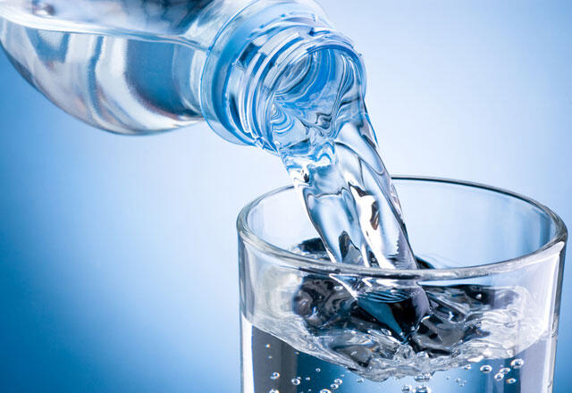 Dzeramā ūdens priekšrocības pirms un pēc miega