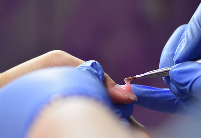 Hvordan fjerner man permanent neglelak?