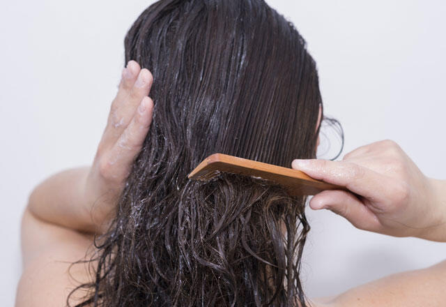 Se brosser les cheveux sous la douche évite la chute