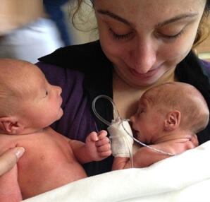 Zwillinge, die mit 34 Wochen geboren wurden, treffen sich