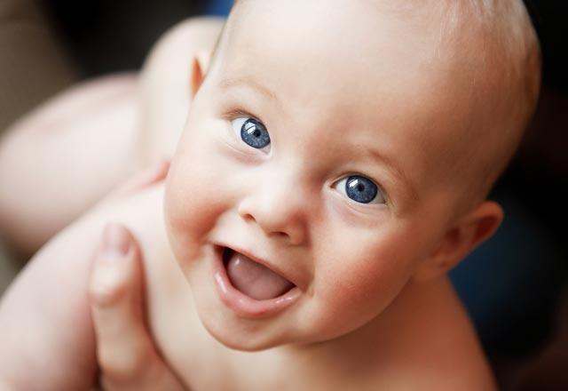 Când se determină culoarea ochilor la bebeluși?