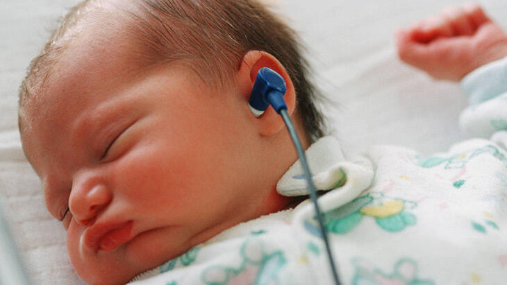 Hörseltest för nyfödd ska göras före utskrivning