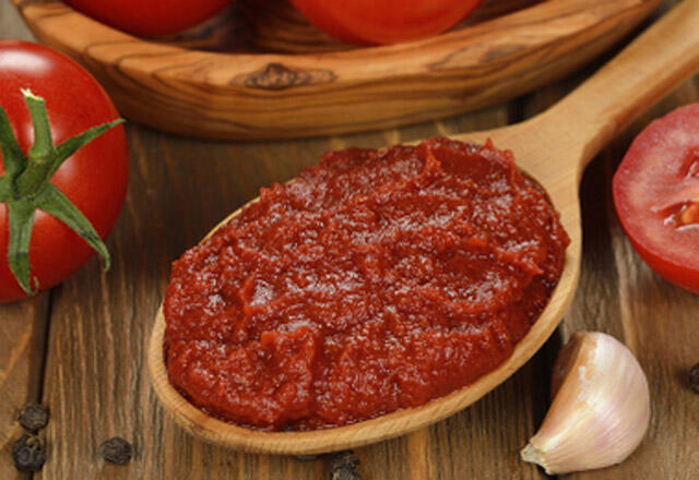 Hvordan forhindrer man mugdannelse i tomatpuré?