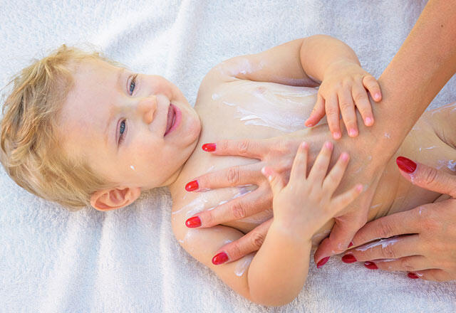 Cum să alegi crema de protecție solară potrivită pentru bebeluși și copii?