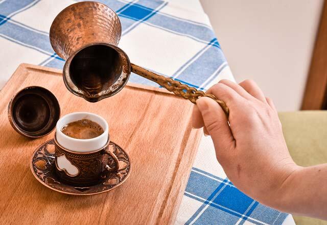 Wie macht man schaumigen türkischen Kaffee?