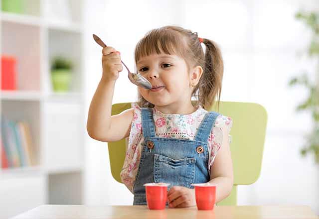 Ar galima kūdikiams duoti jogurto su vaisiais?