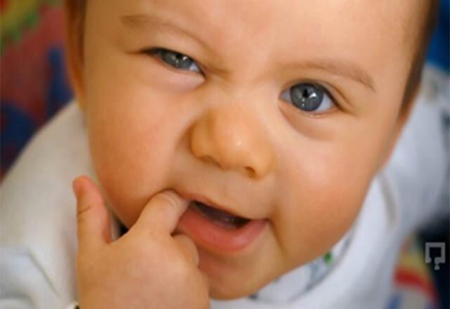 Hvornår begynder symptomer på tænder hos babyer?