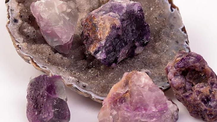 Τι είναι η πέτρα φθορίτη, πώς σχηματίζεται; Ποια είναι τα χαρακτηριστικά, η έννοια και τα οφέλη της πέτρας φθορίτη;