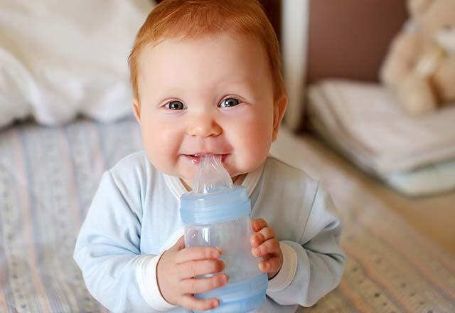 Hvor meget vand skal babyer drikke?