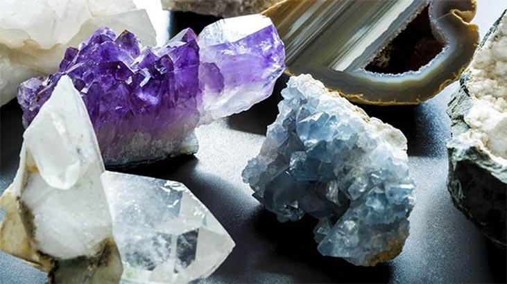 Čo je mesačný kameň, ako vzniká? Aké sú vlastnosti, význam a výhody mesačného kameňa?