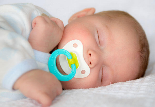 Er det sikkert at bruge sutter til nyfødte babyer?