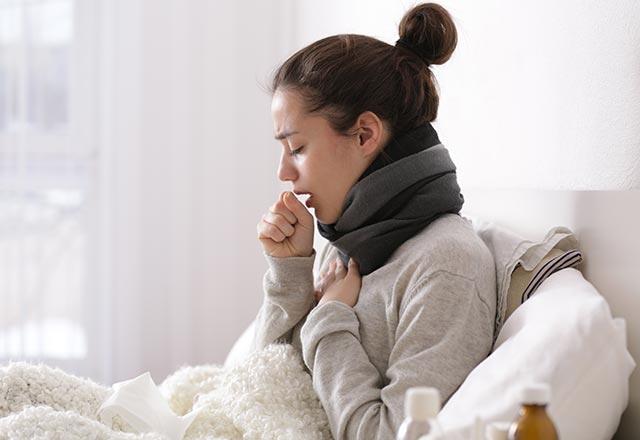 ¿Qué causa la tos seca?