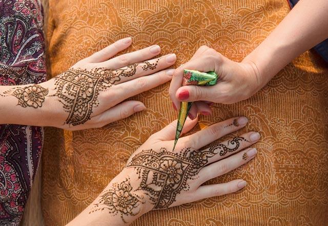 Wie entfernt man indisches Henna?